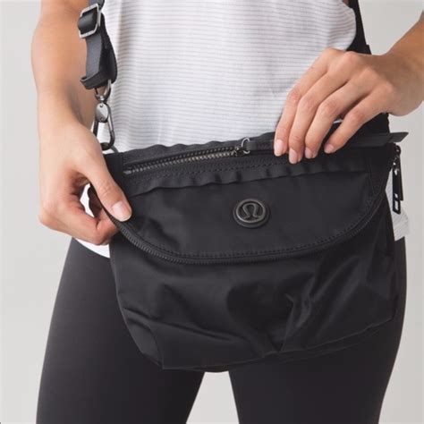 lululemon fanny pack 2l.